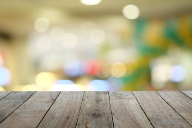 Eski ahşap masa önalan bulanık renkli bokeh arka plan ile boş alanı koyun bir ürün. Doğa ve sağlık kavramı.