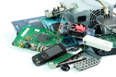 Elektronik atık, bilgisayar devre kartı, cep telefonu ve kırık orther veya hasar, beyaz zemin üzerine yığını