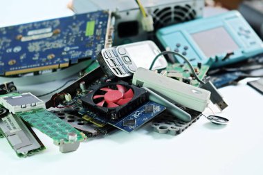 Elektronik atık, bilgisayar devre kartı, cep telefonu ve kırık orther veya hasar, beyaz zemin üzerine yığını