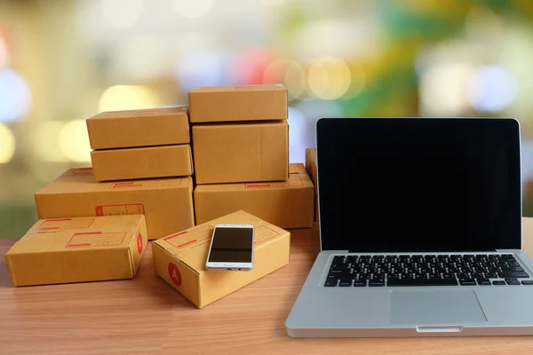 Teléfono Móvil Computadora Portátil Caja Productos Piso Madera Con Fondo — Foto de Stock