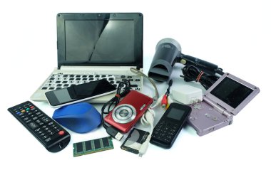 Elektronik atık, becerikli alet için günlük kullanım ve üzerinde kırık beyaz arka plan
