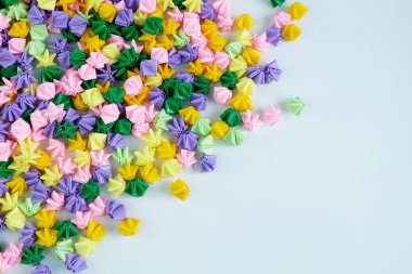 Renkli origami yıldız veya beyaz arka plan üzerinde katlama kağıt çiçekler