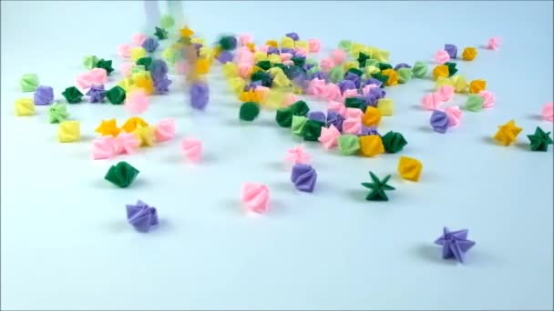 Bunte Sterne Oder Blumen Faltpapier Fallen Auf Weißem Hintergrund — Stockvideo