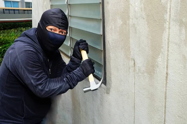 Ladro Mascherato Usando Martello Che Cerca Rompere Finestre Espressione Del — Foto Stock