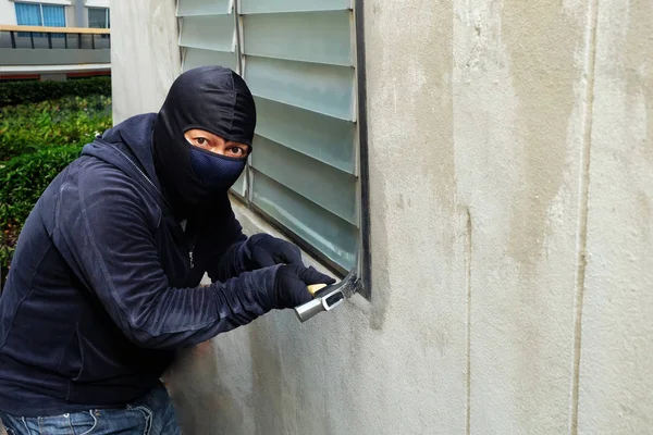 Ladro Mascherato Usando Martello Che Cerca Rompere Finestre Espressione Del — Foto Stock