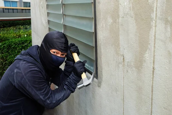 Ladro Mascherato Usando Martello Che Cerca Rompere Finestre Espressione Del — Foto Stock