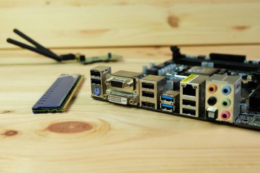 DVI, vga, Usb 3.0, HDMI ve bilgisayar anakartlar ahşap zemin üzerinde çeşitli bağlantı noktaları kapatmak