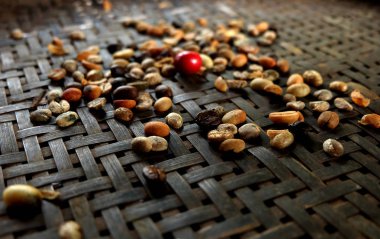 Bambu sepet üzerinde kavrulmuş kahve çekirdekleri
