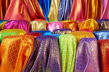 Yerel Kumaş Dükkanı içinde altın desen renk ile birçok renkli Tay ipek