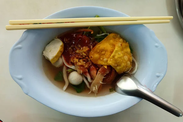 Yentafo Oder Yen Four Thailändische Nudelsuppe Mit Fischbällchen Knuspriger Wonton — Stockfoto