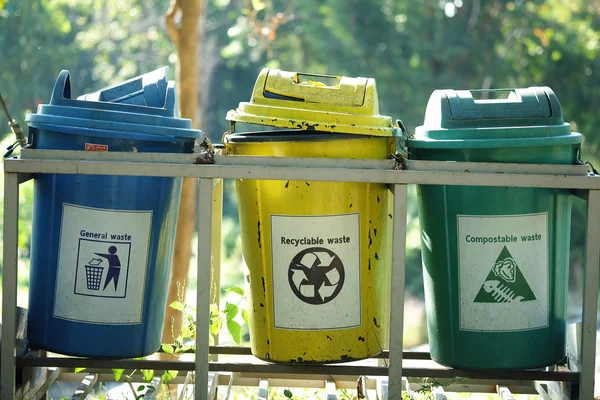 五颜六色的拆分垃圾桶 一般垃圾桶 可回收垃圾桶 可堆肥垃圾桶 — 图库照片