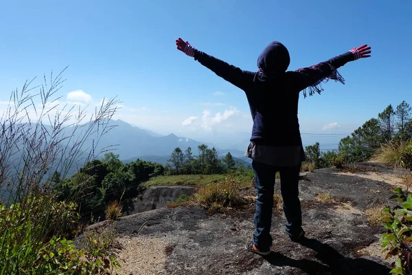 Туристи Жінка Светр Стоячи Скелі Підняли Руки Дивлячись Небо Гори — стокове фото