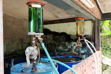 Vintage benzin pompası petrol varil, Rotary Kılavuzu el petrol pompa Tayland kırsal kesimde