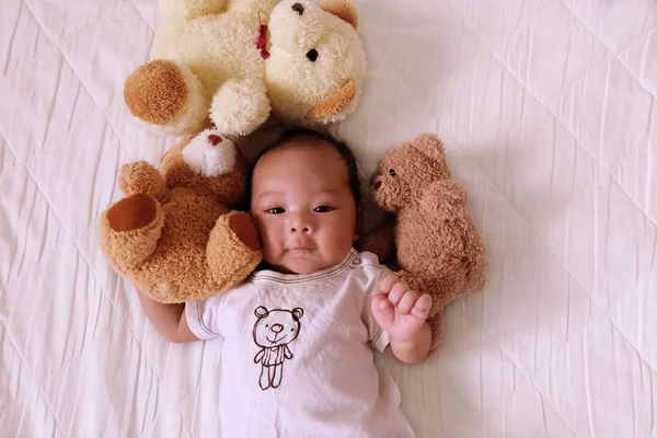Asiático Lindo Bebé Recién Nacido Sonrisa Feliz Buen Humor Cama — Foto de Stock