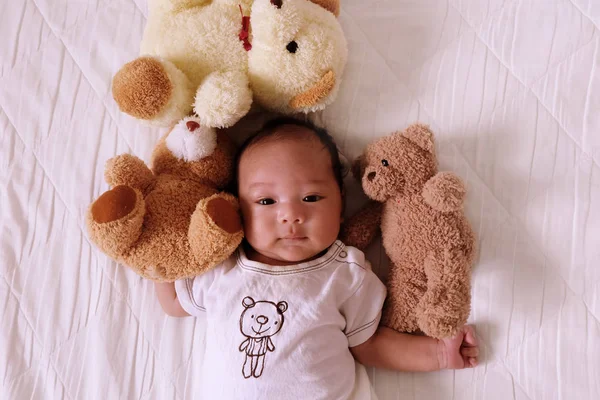 Asiático Lindo Bebé Recién Nacido Sonrisa Feliz Buen Humor Cama — Foto de Stock