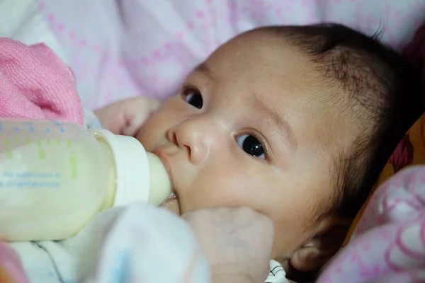 Asiático Bonito Bebê Recém Nascido Chupando Leite Garrafa — Fotografia de Stock