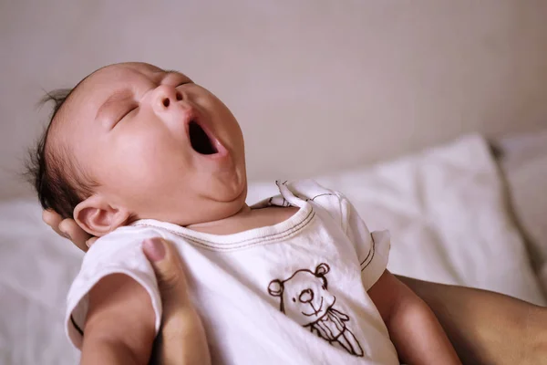Asiático Lindo Bebé Recién Nacido Está Bostezando — Foto de Stock