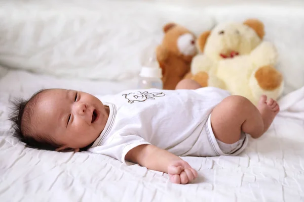 Asiático Bonito Bebê Recém Nascido Sorriso Feliz Bom Humor Cama — Fotografia de Stock