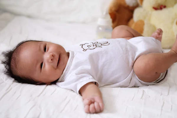 Asian Söt Baby Nyfödda Leende Och Glad Bra Stämning Sängen — Stockfoto