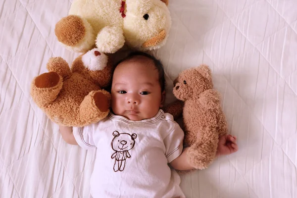 Asiático Lindo Bebé Recién Nacido Sonrisa Feliz Buen Humor Cama — Foto de Stock