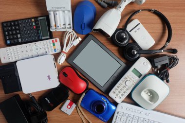 Modern elektronik araçlar ahşap zemin, yeniden kullanım ve geri dönüşüm kavramı, üstten görünüm günlük kullanım için kullanılan