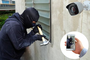 Gözetim kamera yakalama ve kayıt çekiç ve cep telefonu algılama uygulama, ev güvenlik sistemi tutan el ile maskeli hırsız yakalandı