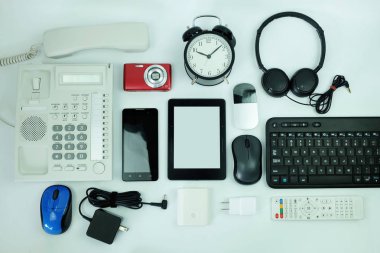 Modern elektronik araçlar beyaz zemin, yeniden kullanım ve geri dönüşüm kavramı, üstten görünüm günlük kullanım için kullanılan