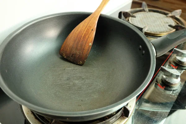 Scratches Teflon Frying Pan Spatula Gas Stove Sloppy Kitchen — Stock Photo, Image