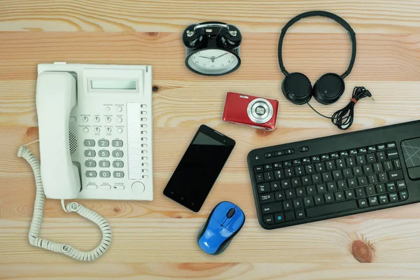 Teléfono Fijo Oficina Blanca Teléfono Inteligente Ordenador Con Teclado Reloj —  Fotos de Stock