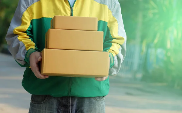 Personal Del Repartidor Colorido Uniforme Chaqueta Sostiene Caja Paquetes Que — Foto de Stock