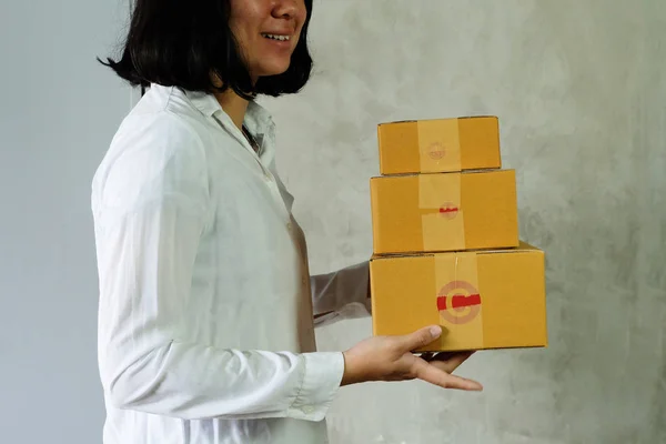 Online Alışveriş Müşterilerine Göndermeye Hazırlanıyor Parsel Kutuları Tutarak Kadınlar Evde — Stok fotoğraf