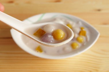 Renkli Tay tatlı bua loy veya bua Loi CONTAINS Hindistan cevizi sütü, haşlanmış yumurta, ahşap zemin ile yapışkan pirinç tozu