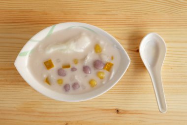 Renkli Tay tatlı bua loy veya bua Loi CONTAINS Hindistan cevizi sütü, haşlanmış yumurta, ahşap zemin ile yapışkan pirinç tozu