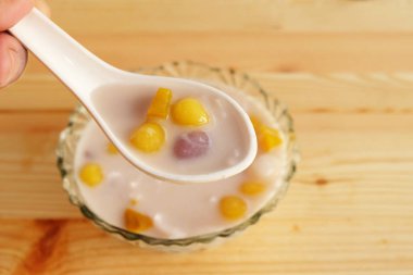 Renkli Tay tatlı bua loy veya bua Loi CONTAINS Hindistan cevizi sütü, haşlanmış yumurta, ahşap zemin ile yapışkan pirinç tozu