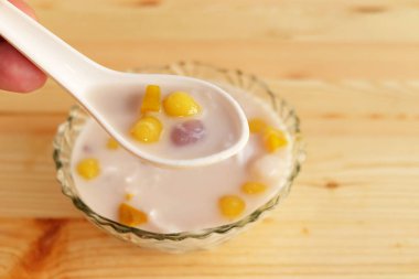 Renkli Tay tatlı bua loy veya bua Loi CONTAINS Hindistan cevizi sütü, haşlanmış yumurta, ahşap zemin ile yapışkan pirinç tozu