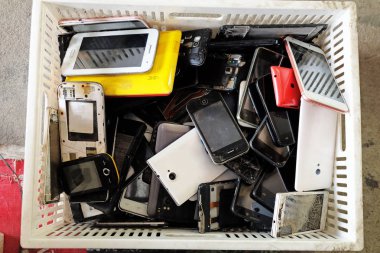 Cep telefonları atık bölümü kırık ya da hasar, yeniden kullanım ve geri dönüşüm için yığın