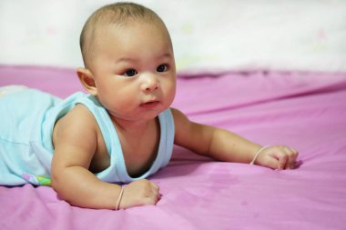 Asya şirin bebek yenidoğan gülümseme ve yatakta mutlu, iyi ruh hali ile tarama