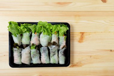 Salata yeşil meşe rulo ve bir ahşap zemin üzerinde siyah plastik bir kutu içinde kırmızı meşe taze sebze. Kopya alanı ile Üstten Görünüm