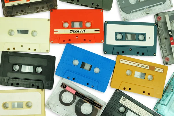 Colección Coloridos Casetes Audio Antiguos Aislados Sobre Fondo Blanco — Foto de Stock