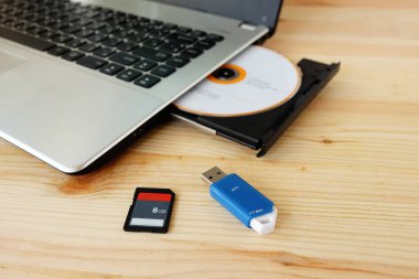 SD kart, Flash sürücü Usb3.0 ve Cd Dvd sürücü yazar Burner okuyucu ahşap arka plan, genel kavram-in veri depolama aygıtı üzerinde dizüstü bilgisayarın