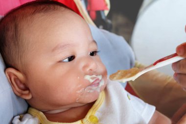 Obur gıda takviyeleri bebekler için beslenme anne tarafından yeme sevimli Asya bebek çocuk Yenidoğan