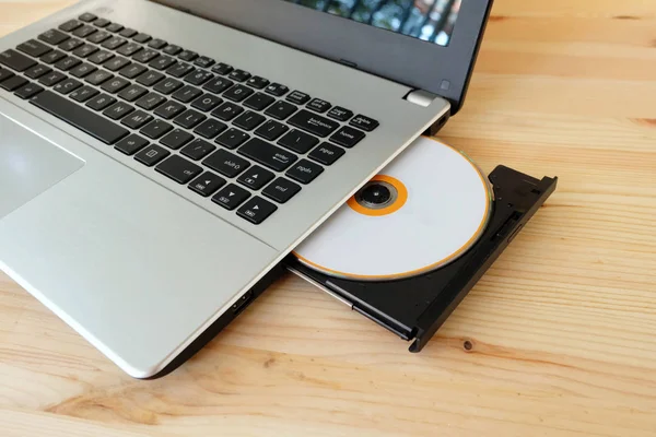 Dvd Laufwerk Brenner Leser Internen Laptop Computer Auf Hölzernem Hintergrund — Stockfoto