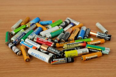 Bangkok, Tayland - 14 Nisan 2019 Kullanılan piller birçok farklı marka, Elektronik atık çevreye zararlıdır.
