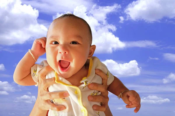 Madre Levantando Lindo Bebé Asiático Lleva Aire Con Divertirse Riendo — Foto de Stock