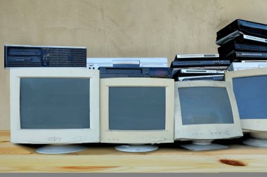 Çöplük, monitör bilgisayar ve eski elektrikli ev aletleri nin kırışması veya kullanılmaması, Elektronik atıkların çevreye zararlı olması