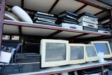 Çöplük, monitör bilgisayar ve eski elektrikli ev aletleri nin kırışması veya kullanılmaması, Elektronik atıkların çevreye zararlı olması