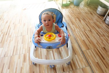 Sevimli Asyalı çocuk bebek yürüteç oturan