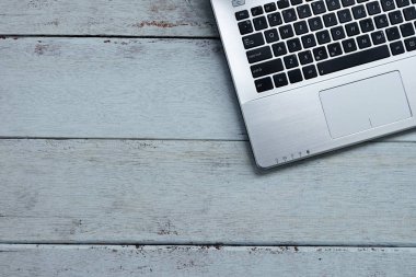 Eski beyaz ahşap tahta zeminler üzerinde Dizüstü bilgisayar, Üst görünüm, kopyalama alanı veya boş alan yeri ile bir ürün ve metin