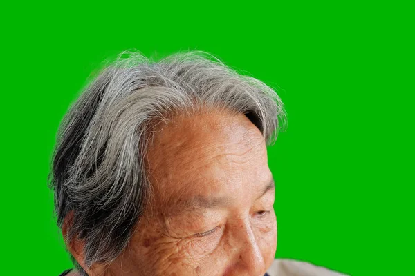 Yeşil Bir Arka Plan Üzerinde Yaşlı Asyalı Kadının Gri Saç — Stok fotoğraf