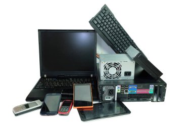 Elektronik atıklar, günlük kullanım için araçlar elektronik cihazlar, Dizüstü ve Masaüstü bilgisayar ve cep telefonları beyaz arka plan üzerinde izole